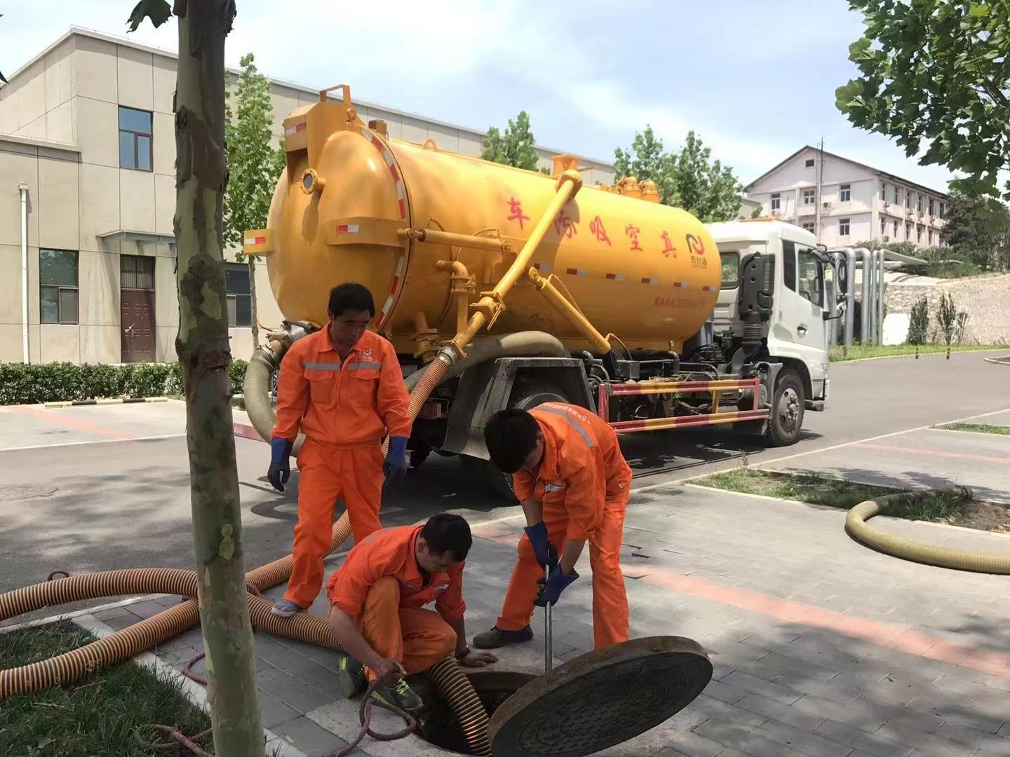 湘阴管道疏通车停在窨井附近