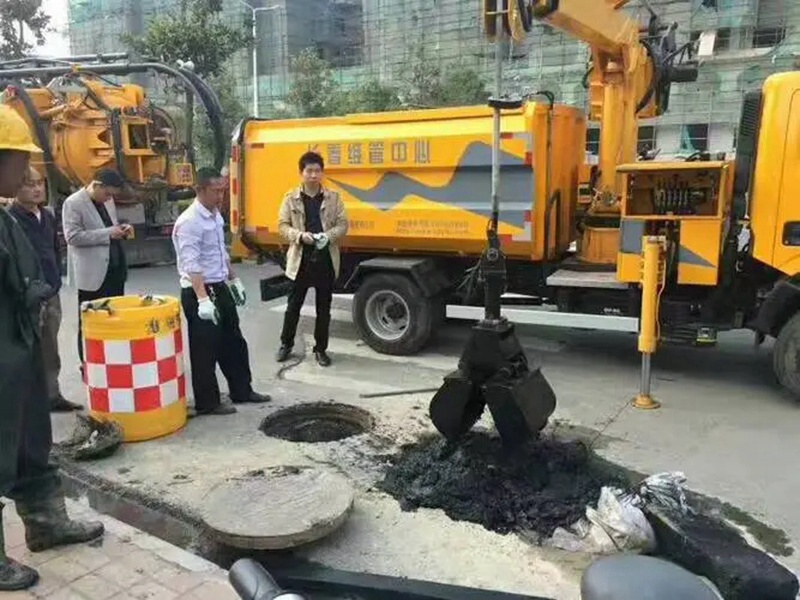湘阴街道：网格员化身“清道夫”，为民解忧疏通“堵心”化粪池