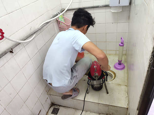 湘阴管道堵塞冒臭气 专业师傅现场解决问题